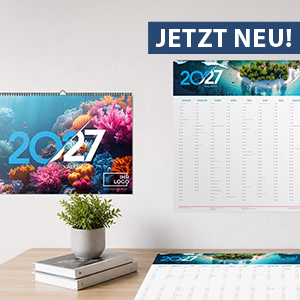 Neue Kalendervorlagen 2027 - zu sehen sind zwei Wandkalender und ein Tischkalender, der zusammen mit einer Pflanze und Büchern auf einem Schreibtisch liegt Neue Kalendervorlagen 2027 - zu sehen sind zwei Wandkalender und ein Tischkalender, der zusammen mit einer Pflanze und Büchern auf einem Schreibtisch liegt