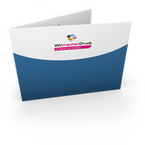 Faltblatt bedruckt gefalzt auf MAXI-Format quer (23,5 cm x 12,5 cm) vertikaler Mittelfalz 4-seitig