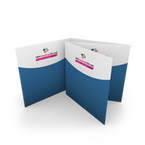 Faltblatt bedruckt gefalzt auf Quadrat 10,5 cm x 10,5 cm vertikaler Doppelparallelfalz 8-seitig
