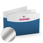 klappvisitenkarten-quer-55-farbig-mit-einseitigem-vollflaechigem-uvlack-rillung-aussermittig-beidseitig-bedruckt-cmyk-4farbig-1-silbersonderfarbe