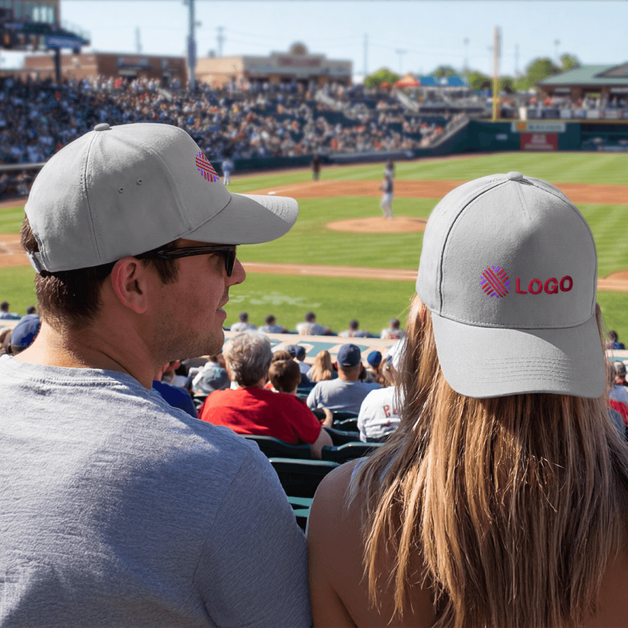 Zwei Menschen mit individuell bestickten Beechfield-Caps bei einem Baseballspiel