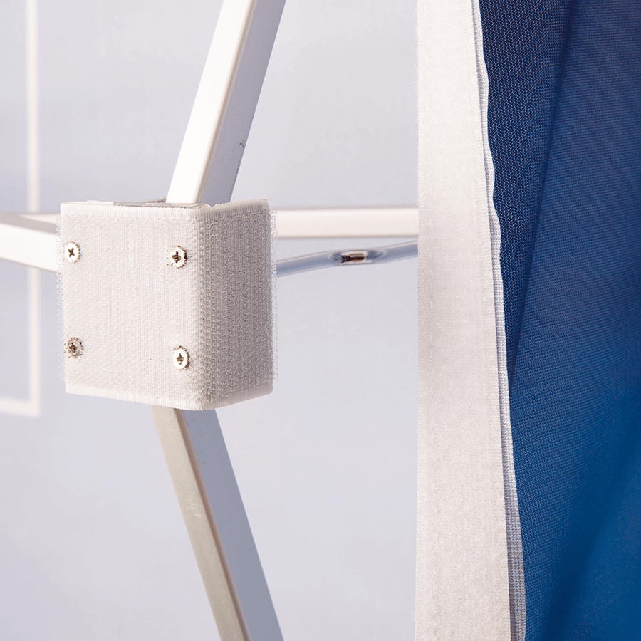 Detailansicht einer personalisierbaren Faltdisplay-Messewand mit Klettsystem 