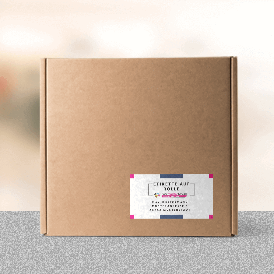 Selbstklebendes und bedruckbares Adressetikett auf einer Box
