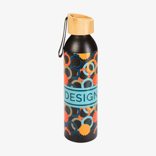 Schwarze Aluminiumflasche mit Bambusdeckel und Trageschlaufe, Flasche in der Gesamtansicht, außen individueller UV-LED-Druck
