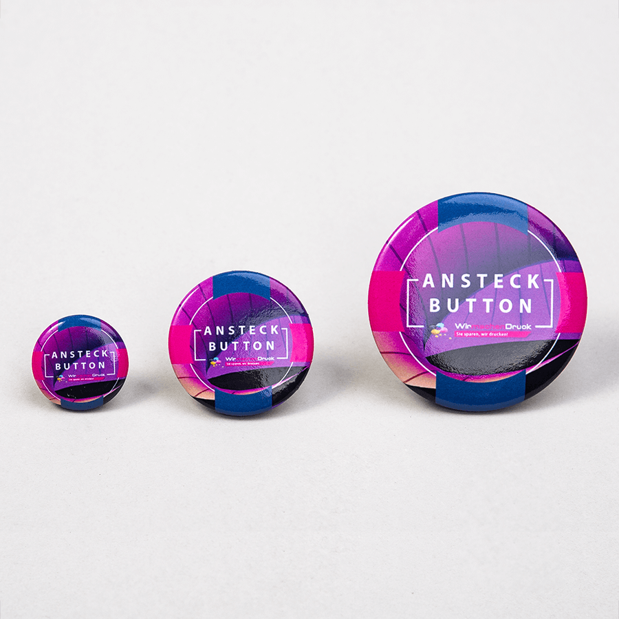 Runde Ansteckbuttons mit individuellem Druck und glänzender Oberfläche