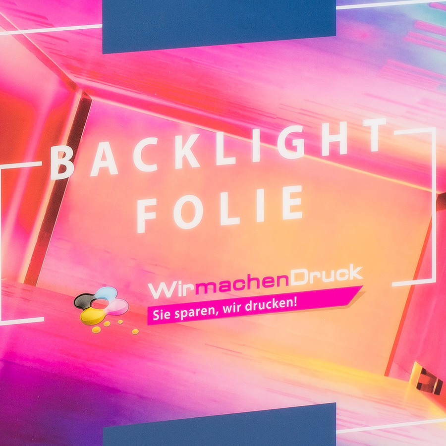 Nahaufnahme einer unbeleuchteten und semi-matten Backlightfolie, individuell bedruckt