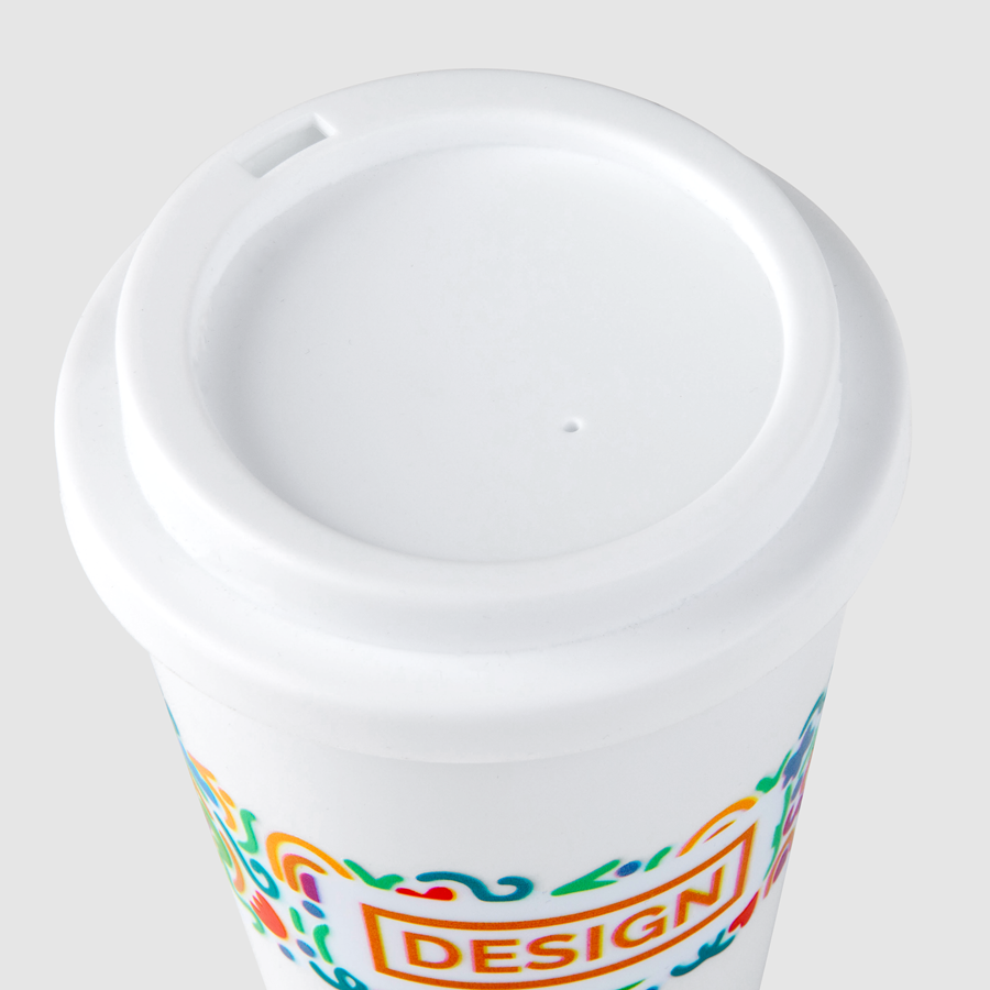 Detailansicht bedruckter doppelwandiger To-go-Isolierbecher aus Kunststoff mit Trinkdeckel