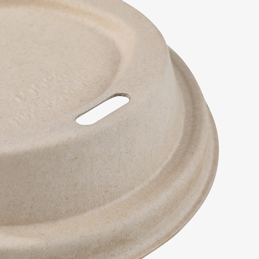 Detailansicht Trinkloch eines naturbraunen To-go-Deckels aus Biopappe (Durchmesser 90 mm) 
