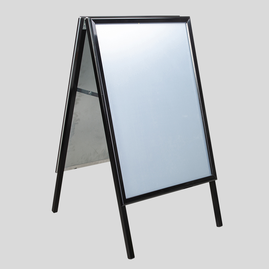 Schwarzer Standard-Kundenstopper mit 32 mm Rahmenprofil und ohne bedrucktes Plakat