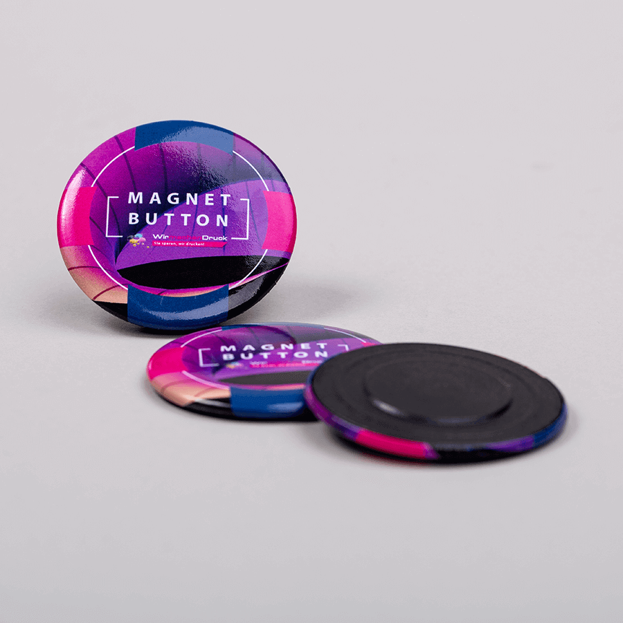 Vorder- und Rückansicht von runden, individuell bedruckten Magnetbuttons