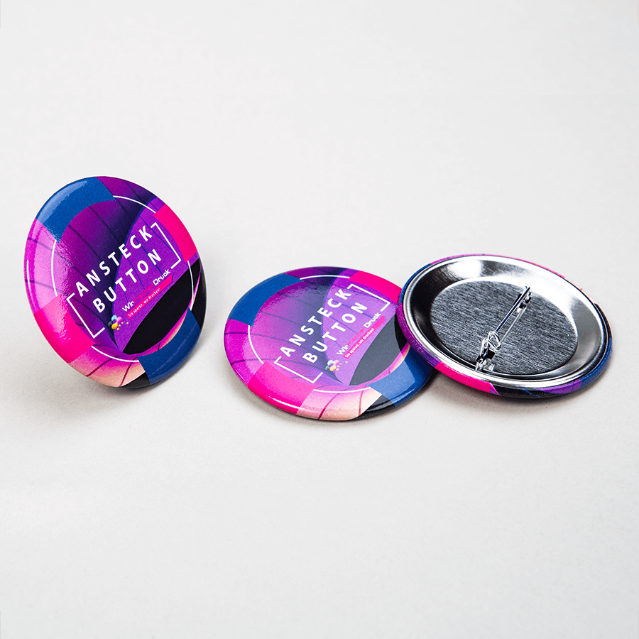 Vorder- und Rückansicht von runden, individuell bedruckten Ansteckbuttons