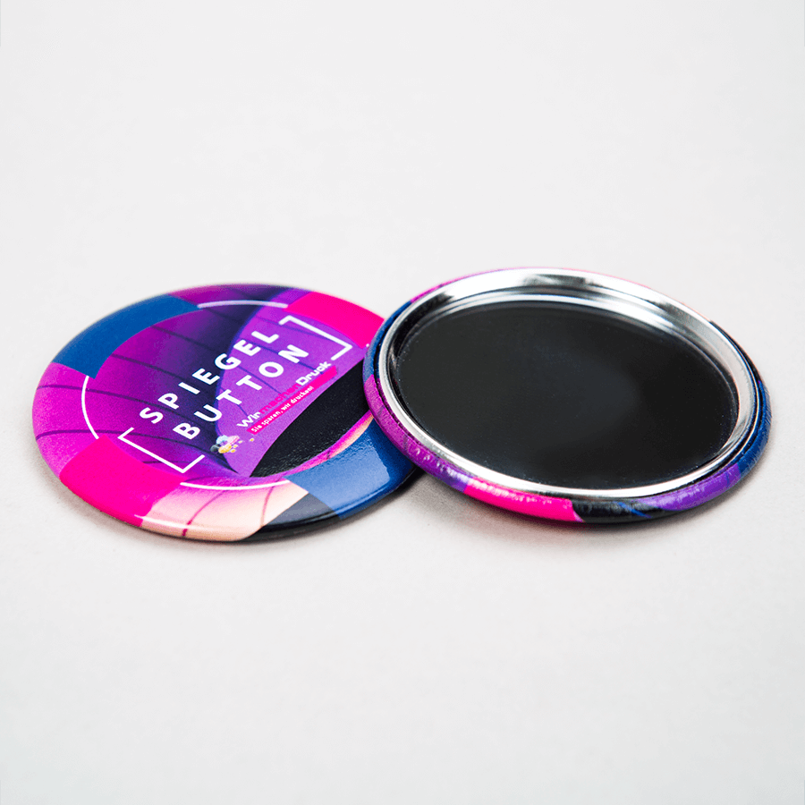 Vorder- und Rückansicht von individuell und vollfarbig bedruckten Spiegelbuttons