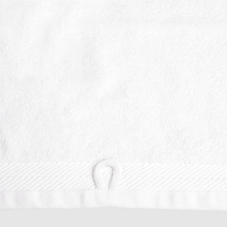 Detailansicht Aufhängeschlaufe eines weißen Organic-Duschtuchs