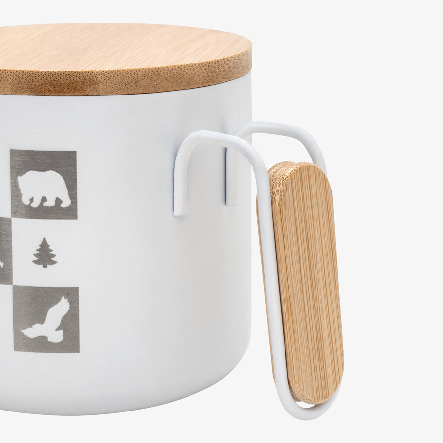Weiße Edelstahl-Thermotasse mit Griff und Deckel aus Bambus, 1-farbiger Tampondruck, Fassungsvermögen 300 ml, Detailansicht vom Bambusgriff