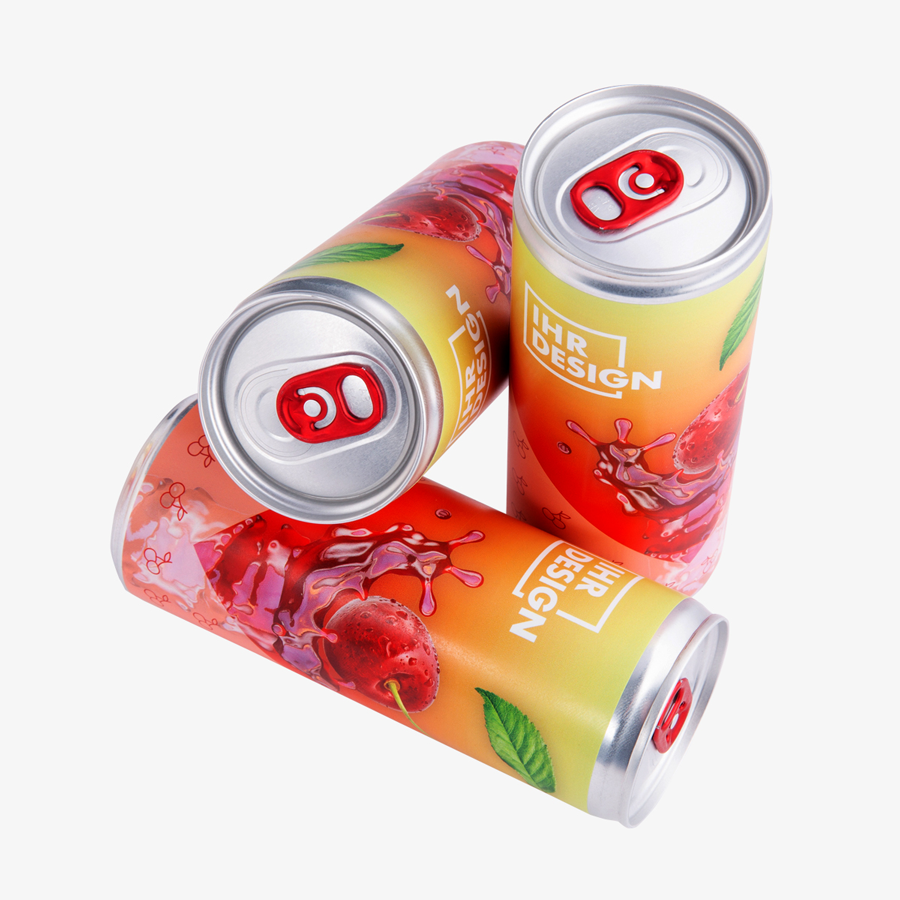 Drei Energydrinks mit Kirschgeschmack in unterschiedlicher Position, jeweils rundum individuell bedruckt