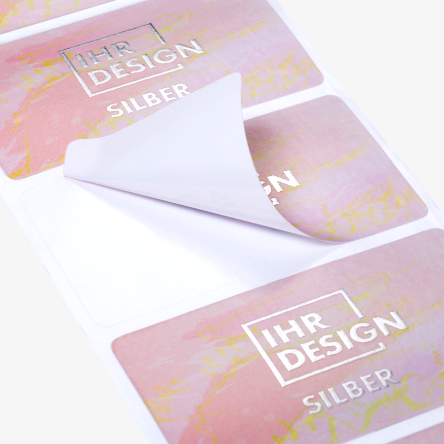Verdelte Etiketten auf Rolle mit individueller Prägung in Silber, Detailansicht