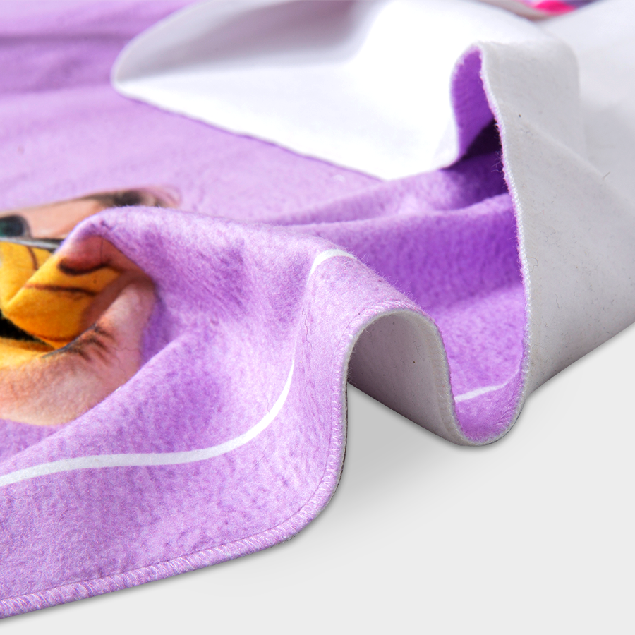 Detailansicht weiche Fleecedecke mit 4/0-farbigem Druck