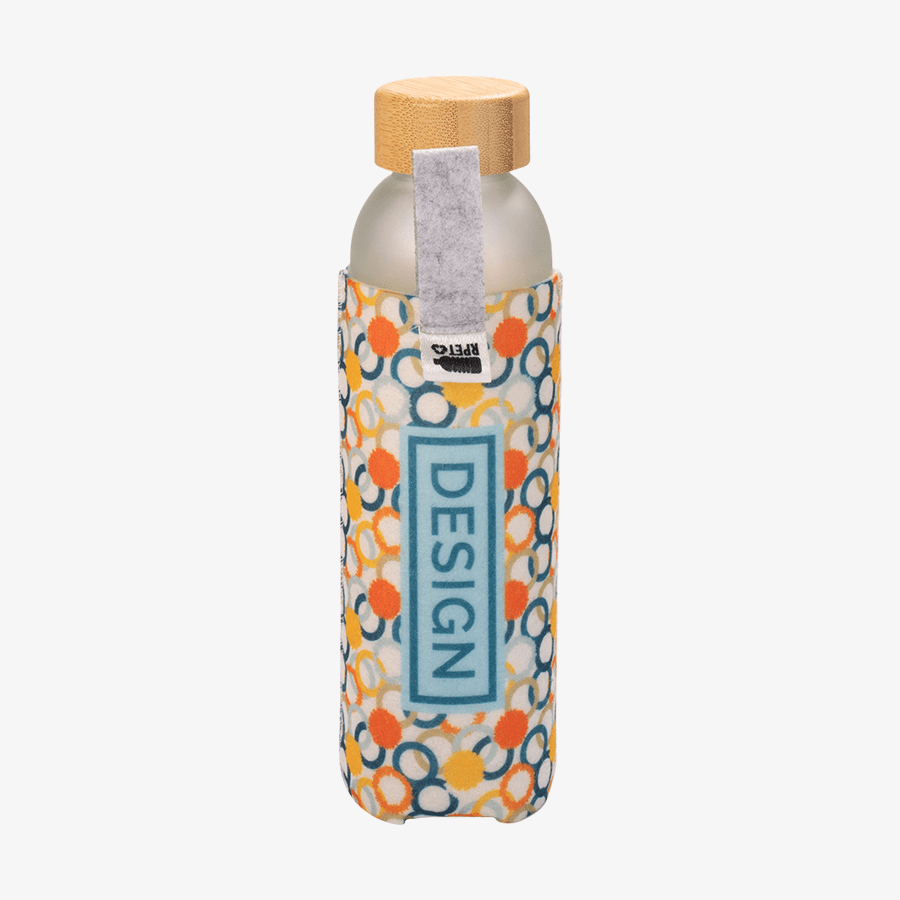 Glasflasche à 500 ml mit individueller Filzhülle inklusive Trageschlaufe mit Sublimationsdruck in der Gesamtansicht