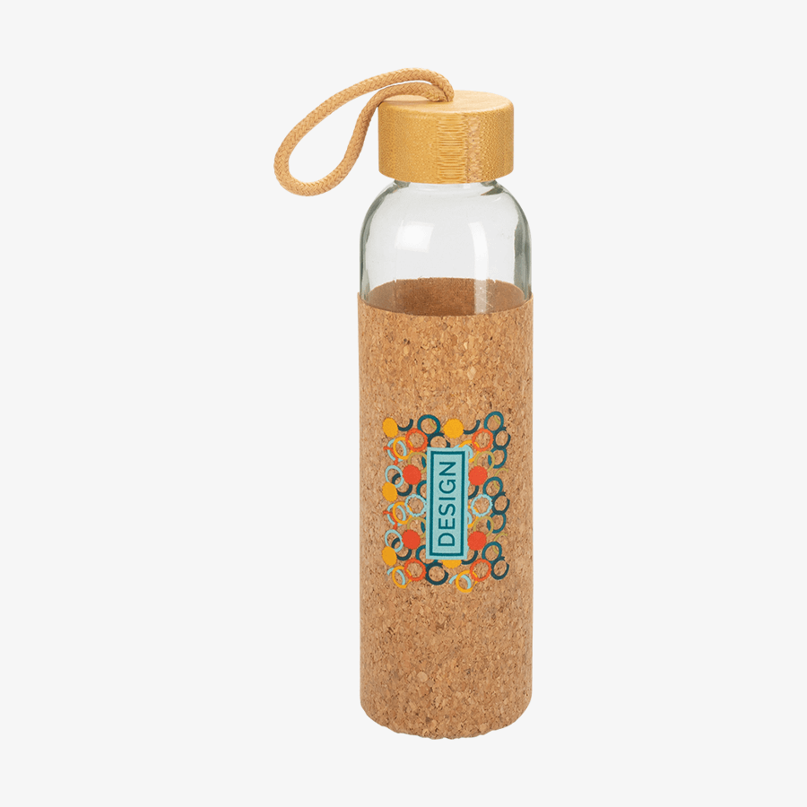 Glasflasche à 500 ml mit individueller Naturkorkhülle inklusive Trageschlaufe mit Digitaltransferdruck in der Gesamtansicht