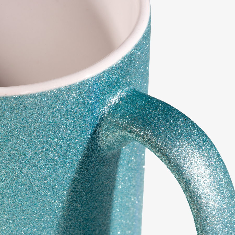 Glitzertasse in Blau, Detailansicht Henkel und funkelnde Optik