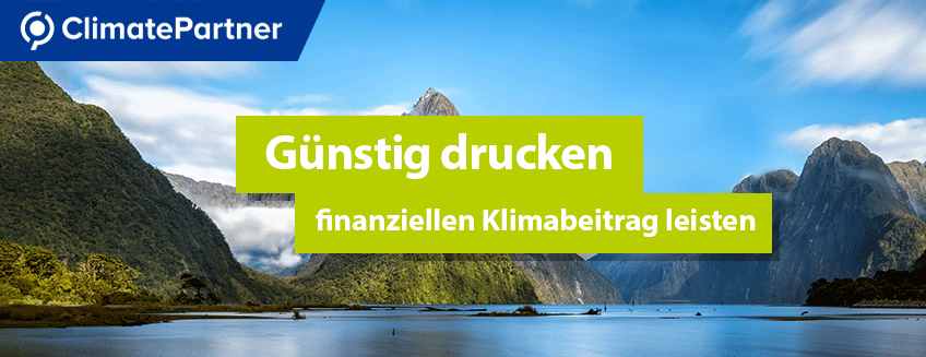 ClimatePartner-Logo auf blauem Himmel über Bergsee mit Hinweis auf finanziellen Klimabeitrag
