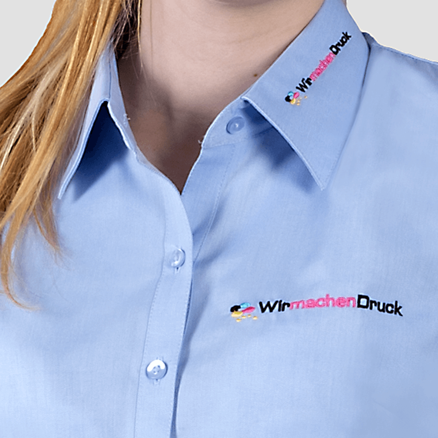 Detailansicht einer blauen Bluse für Damen, mehrfarbig bestickt