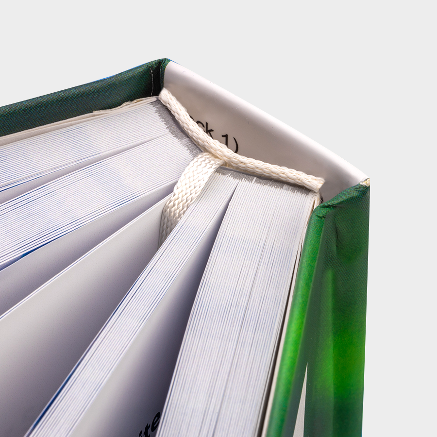 Individuell bedrucktes Hardcover-Buch mit weißem Kapitalband in der Detailansicht