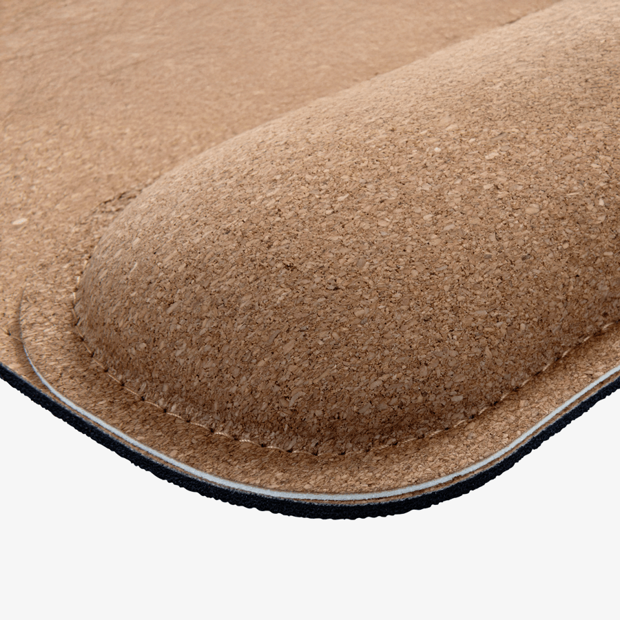 Detailaufnahme eines Mousepads aus Kork mit ergonomischer Handauflage