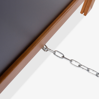 Detailansicht eines flexiblen Holz-Kreidetafel-Kundenstoppers mit Kette zur Befestigung