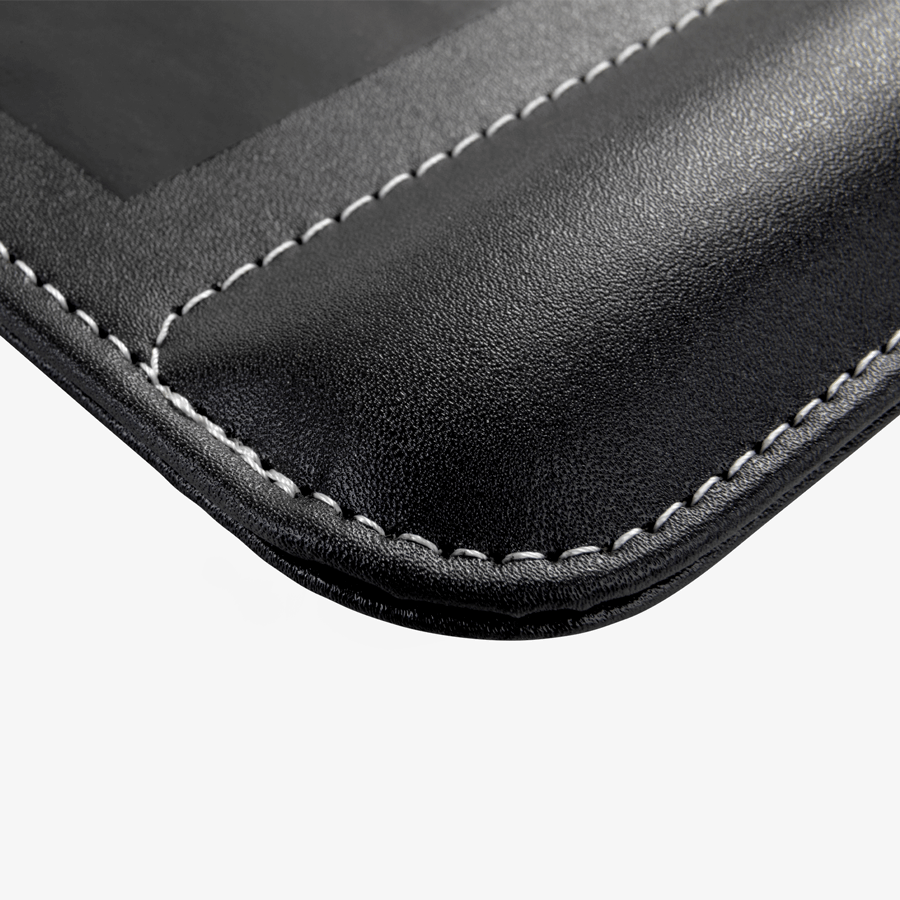 Detailansicht der ergonomischen Handauflage eines Kunstleder-Mousepad