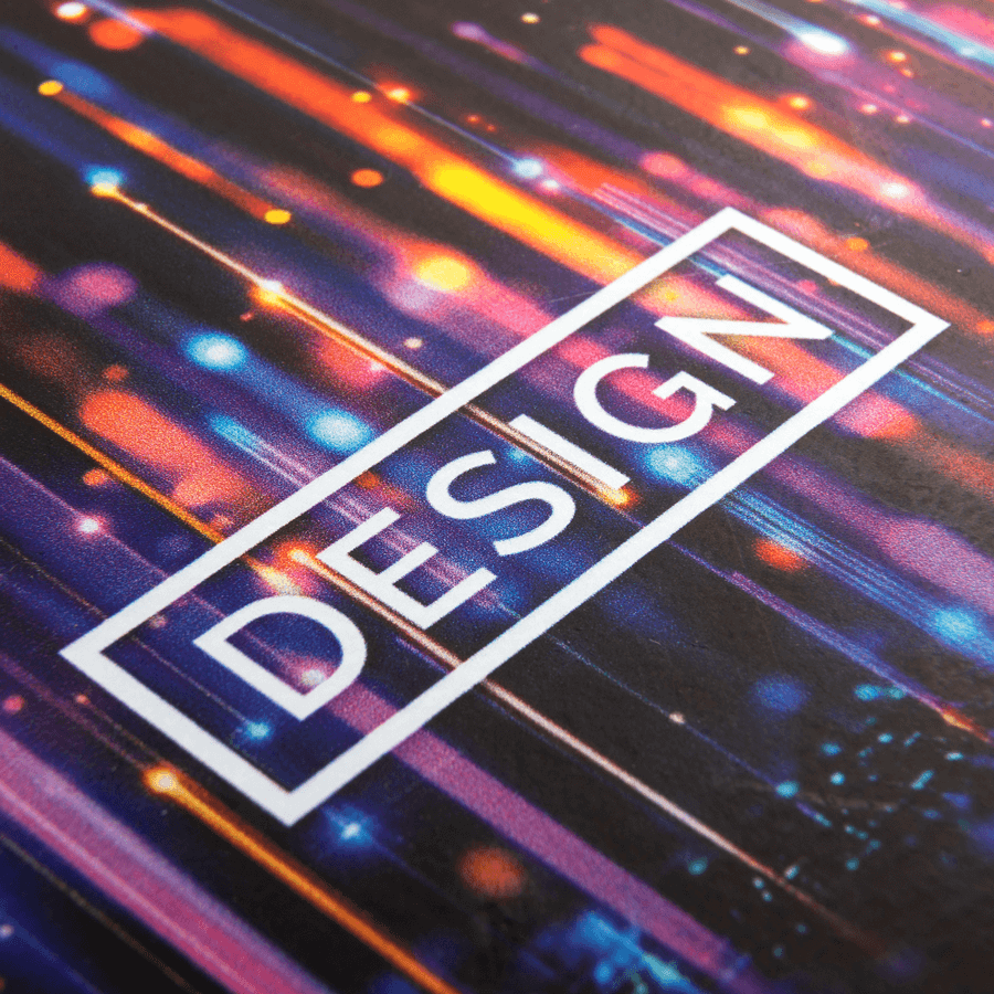 Detailansicht eines vollfarbigen Digitaltransferdrucks auf einem Kunstleder-Mousepad mit Handgelenkauflage