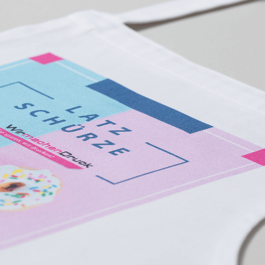 Detailansicht einer weißen Latzschürze, im individuellem Wunschdesign bedruckt