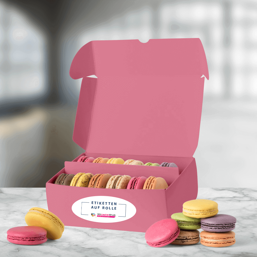 Ovales Lebensmitteletikett auf einer Box gefüllt mit Macarons