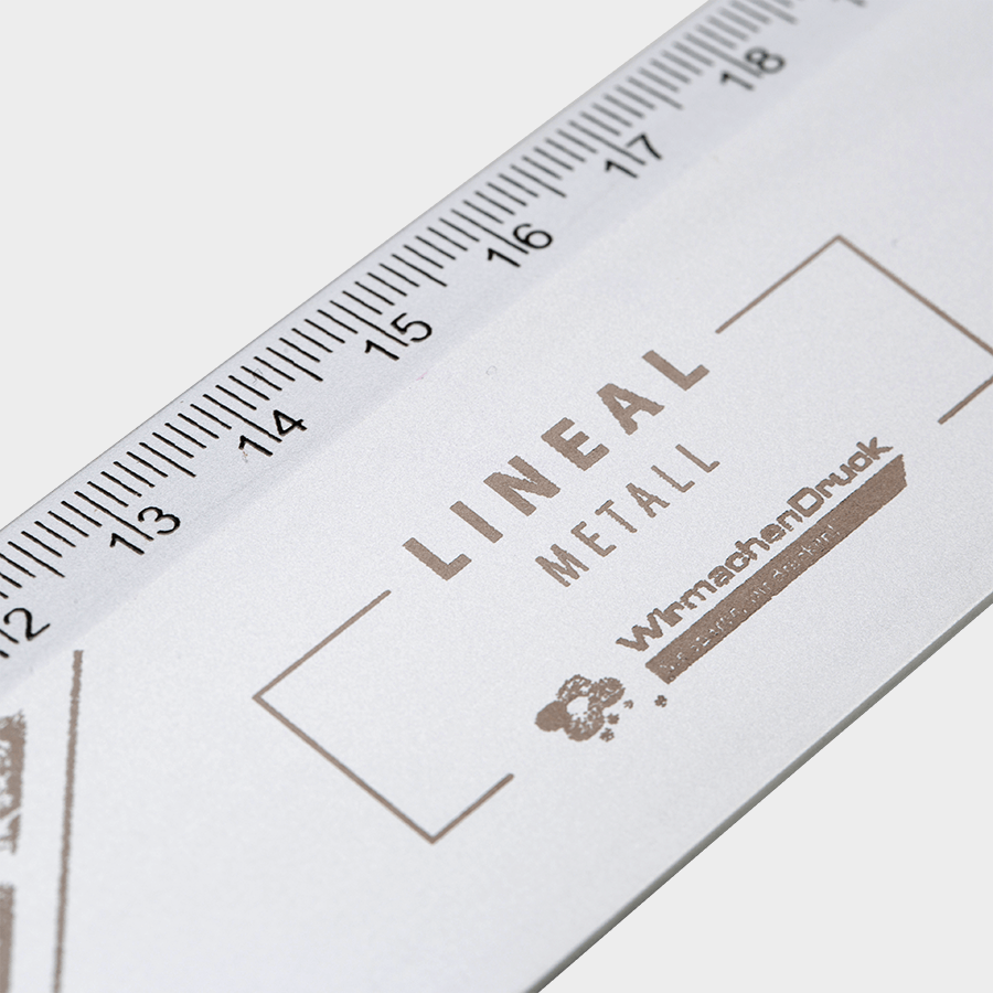 Detailansicht von edlem Lineal aus Metall, mit 4/0-farbigen UV-Direktdruck