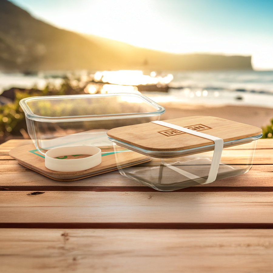 Zwei Glas-Lunchboxen mit personalisierten Deckeln auf einem Picknicktisch im Freien