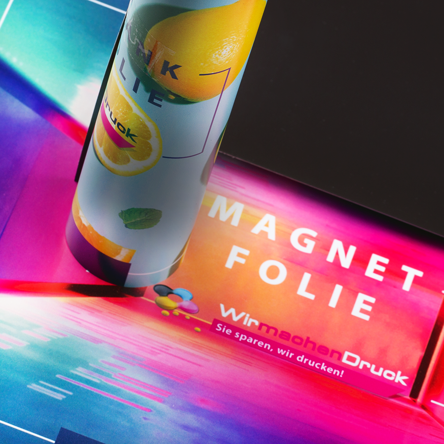 Gerollte Magnetfolie stehend auf flacher Darstellung