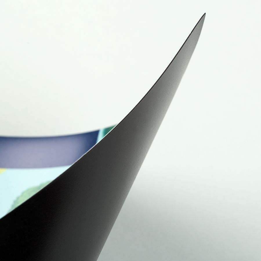 Individuell bedrucktes Magnetschild mit Ansicht der bedruckten Vorderseite und der magnetischen Rückseite