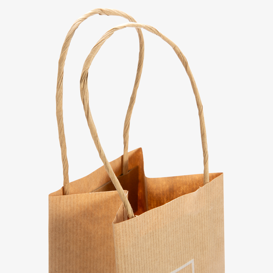 Detailansicht Flaschentasche aus braunem Kraftpapier mit Papierkordel und Weißdruck