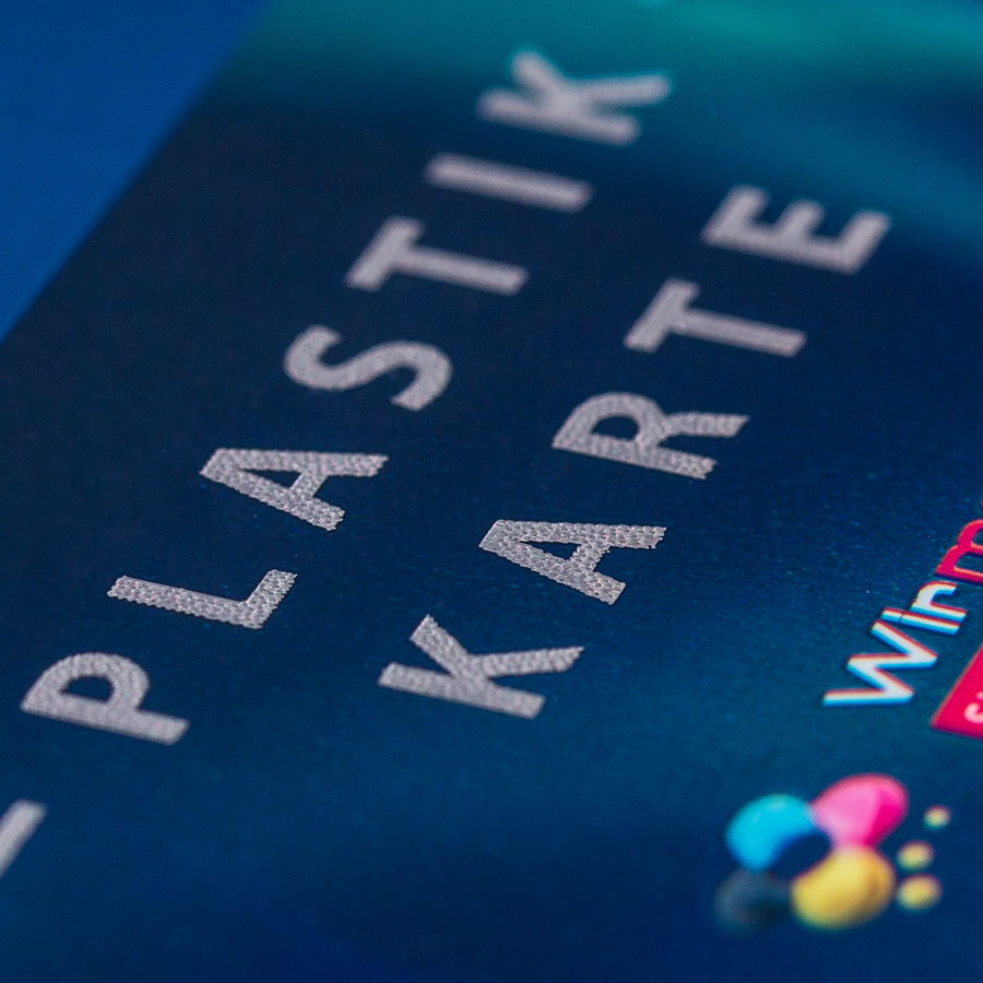 Plastikkarte mit Heißfolienprägung in Silber, Detail