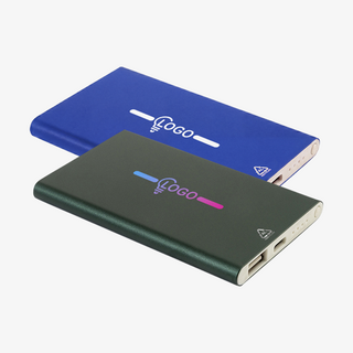 Zwei flache Powerbanks aus recyceltem Aluminium, eine grüne mit Druck und eine blaue mit Gravur
