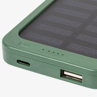Unpersonalisierte grüne Solar-Powerbank aus recyceltem ABS mit 4.000 mAh, Ein- und Ausgang im Detail