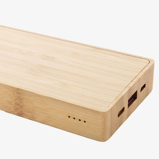 Unpersonalisierte naturfarbene Solar-Powerbank aus Bambus mit Ein- und Ausgängen im Detail