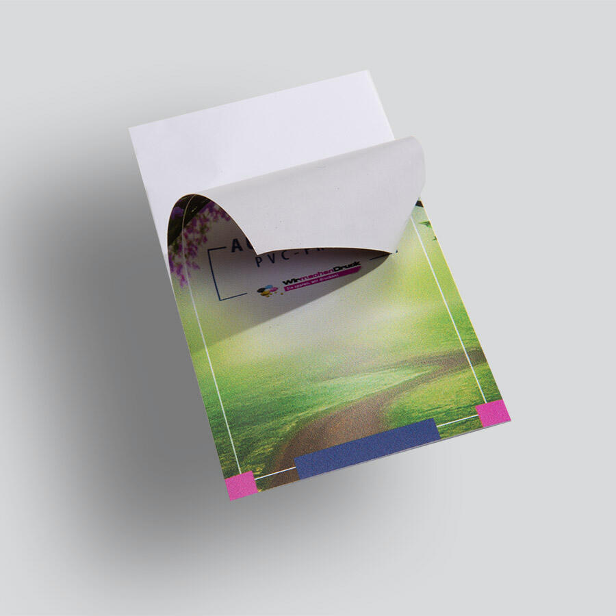 Aufgerollter PVC-freier Aufkleber im Hochformat mit inidividuellem Druck
