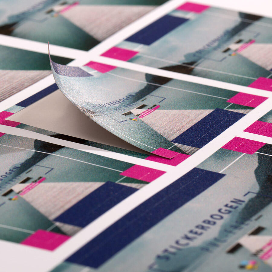 Detailaufnahme eines PVC-freien Stickerbogens mit abgelöstem Sticker