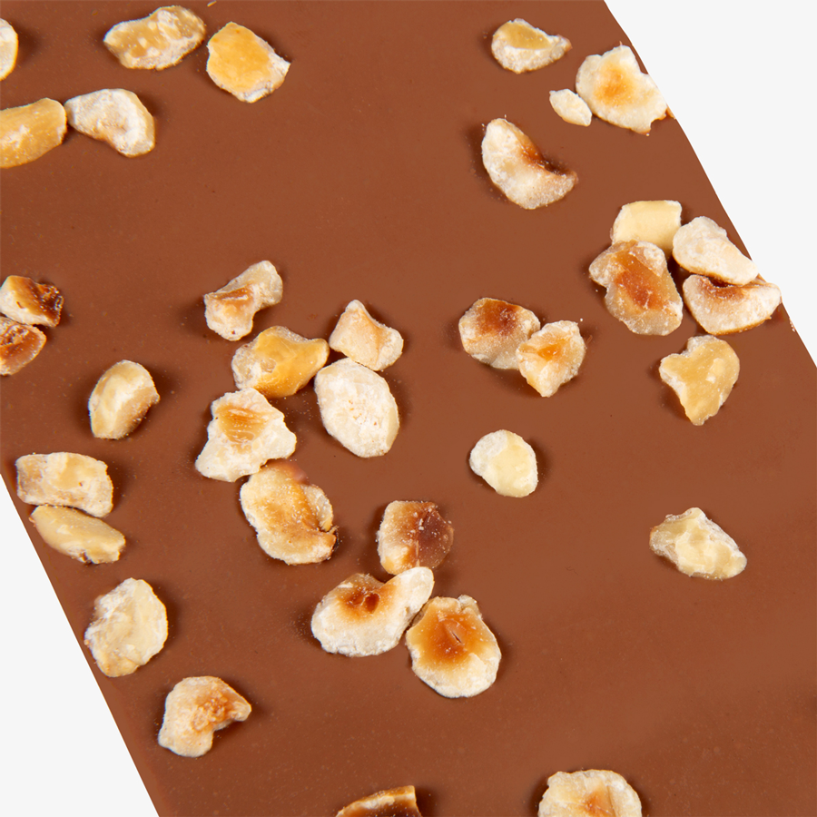 Detailansicht Vollmilchschokolade mit gerösteten Haselnüssen als Topping