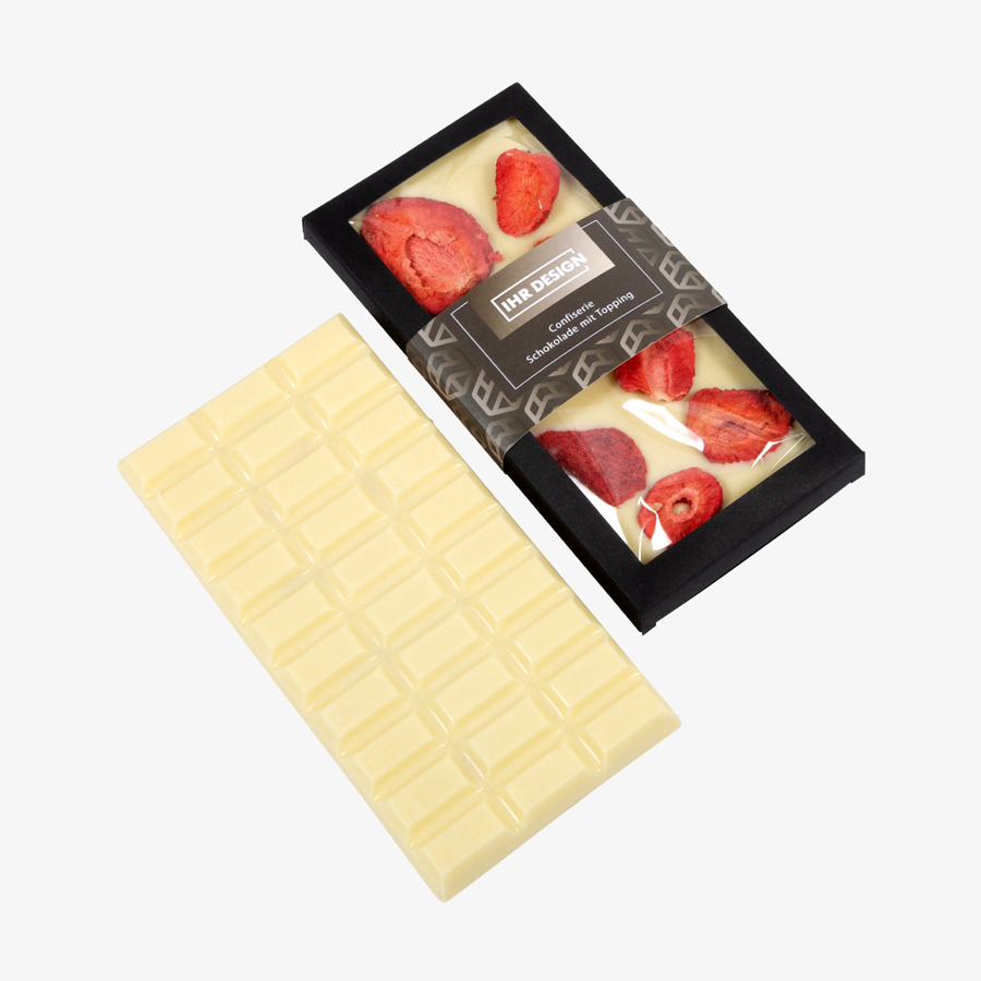 Weiße Schokolade mit Topping aus Erdbeeren, mit bedruckter Banderole
