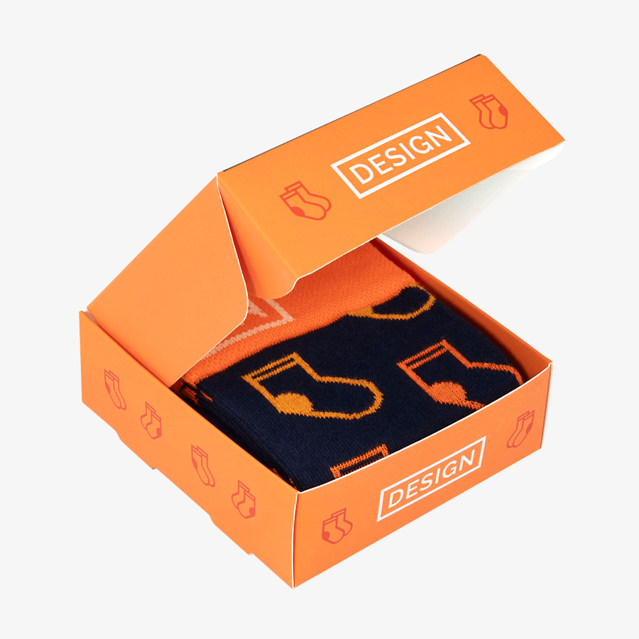 In einer Geschenkbox verpackt Socken im individuellen Design