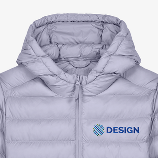 Detailansicht graue Stanley/Stella-Steppjacke für Damen mit Stickerei auf der Brust
