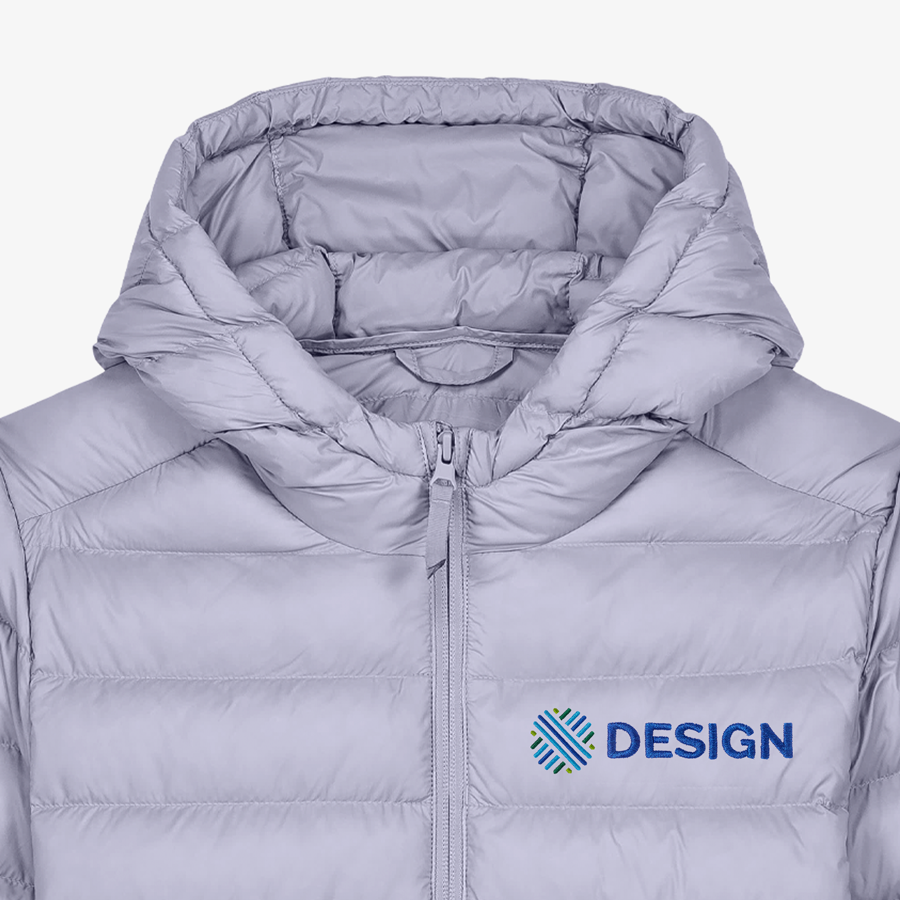 Detailansicht graue Stanley/Stella-Steppjacke für Damen mit Stickerei auf der Brust