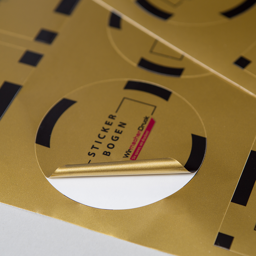 Detailaufnahme eines bedruckten Stickerbogens auf Goldfolie